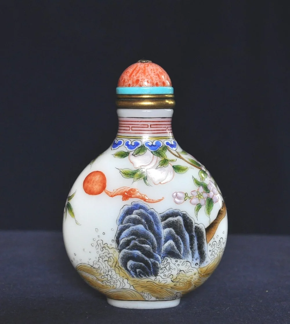 珐琅彩涅白料鼻烟壶Famillie-Rose enamel on translucent white glass